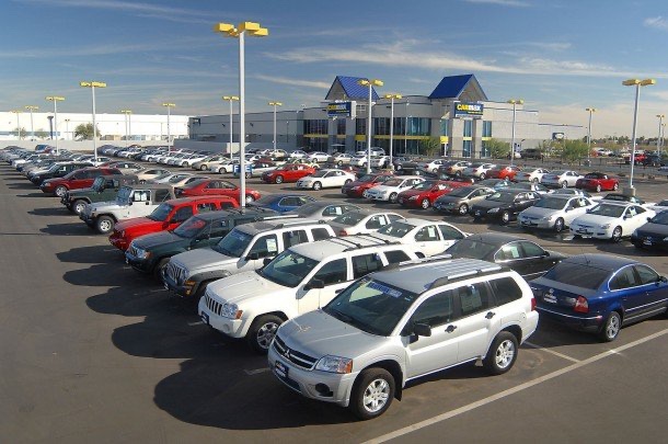 Cómo Encontrar Autos Usados por Solo Unos Pocos Miles de Dólares