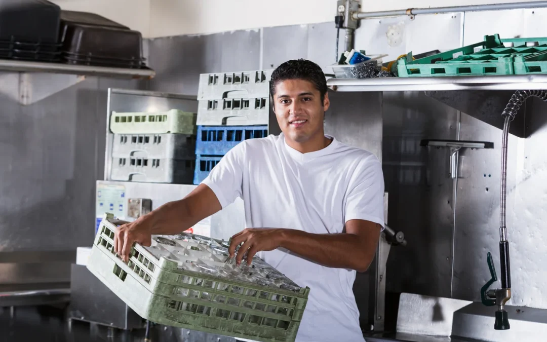 Cómo Empezar a Trabajar como Lavaplatos: Guía Práctica para Entrar en la Industria de Servicios de Alimentos